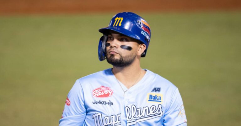 Eliézer Alfonzo Jr. con el casco y el uniforme de los Navegantes del Magallanes en un juego de la LVBP
