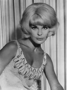 Elke Sommer en 1965, la actriz alemana que protagonizó La Pantera Rosa junto a Peter Sellers