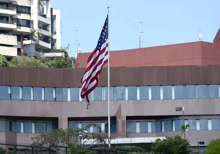 embajada en Caracas con la bandera de Estados Unidos ondeando frente a su sede en Valle Arriba