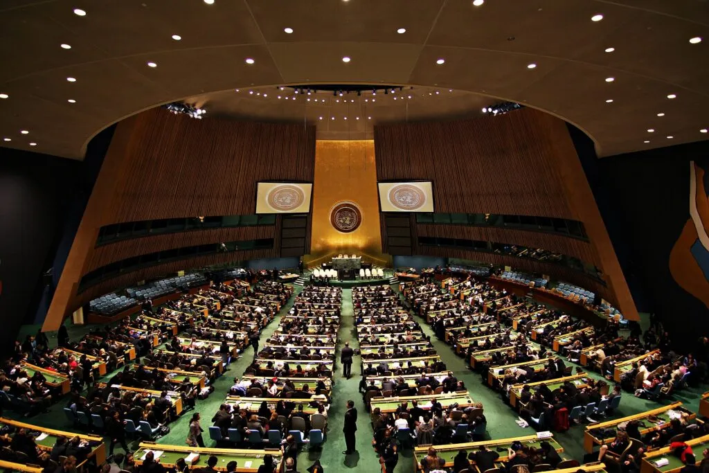 Embargo de Estados Unidos a Cuba: el salón de la Asamblea General de la ONU en Nueva York durante una sesión plenaria
