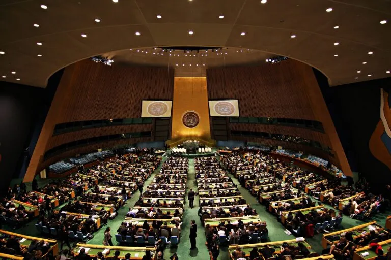 Embargo de Estados Unidos a Cuba: el salón de la Asamblea General de la ONU en Nueva York durante una sesión plenaria