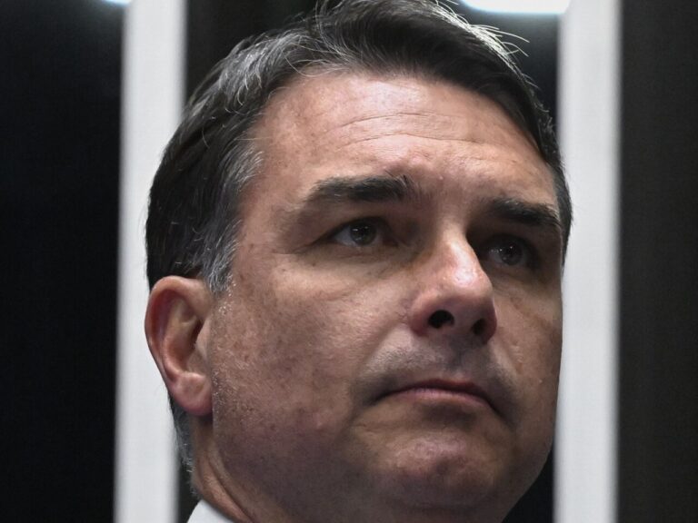 Flávio Bolsonaro, candidato del Partido Liberal, en el empate entre Lula y Bolsonaro que registra Datafolha para el balotaje de Brasil
