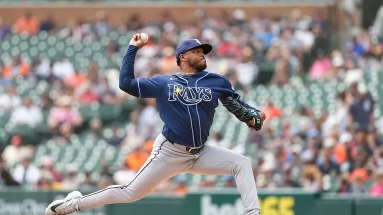 Freddy Peralta, abridor de los Tampa Bay Rays, lanza en el Cerveceros vs Rays en vivo del Juego 3 de la Serie Mundial 2026