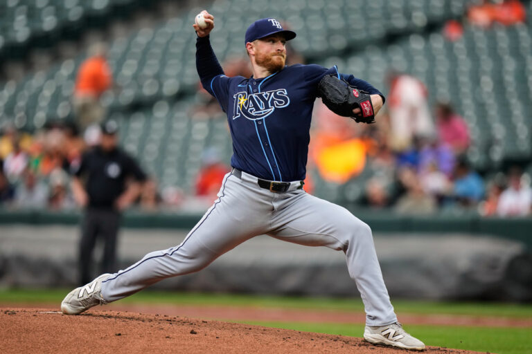Drew Rasmussen, abridor de los Tampa Bay Rays, lanza en el Rays vs Cerveceros en vivo del Juego 2 de la Serie Mundial 2026