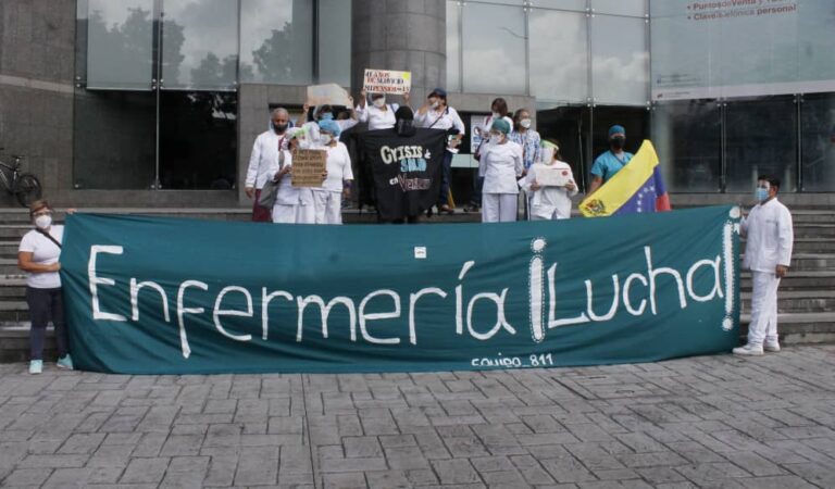 Enfermeras venezolanas con una pancarta que dice Enfermería Lucha durante una protesta del gremio: enfermería entrega propuestas por la emergencia en salud