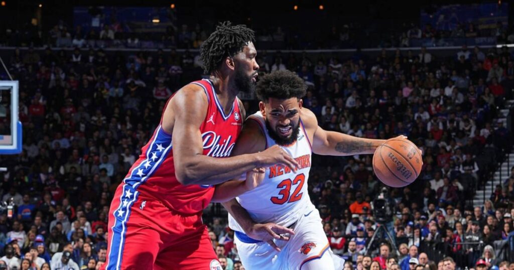 Entradas de los Knicks al máximo: Karl-Anthony Towns, número 32 de Nueva York, conduce el balón ante Joel Embiid, de los 76ers