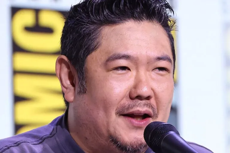 Eric Bauza hablando ante un micrófono durante un panel de la Comic-Con de San Diego