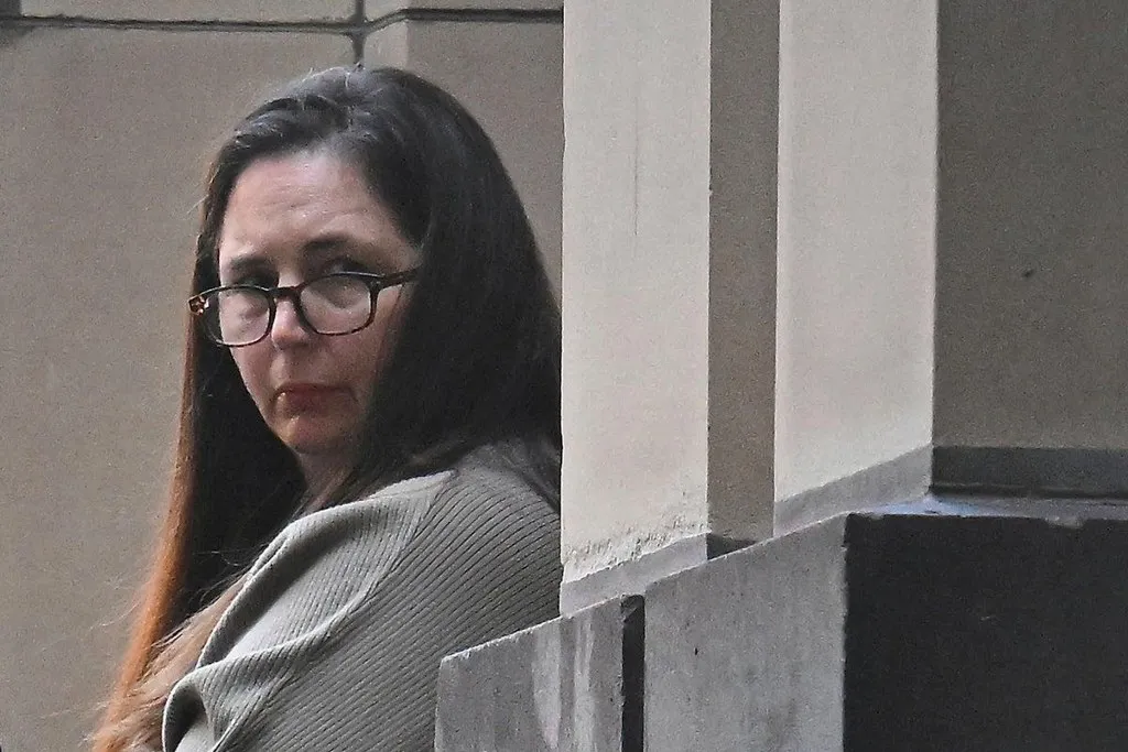 Erin Patterson cadena perpetua: la australiana con el rostro visible al salir de un tribunal en Victoria