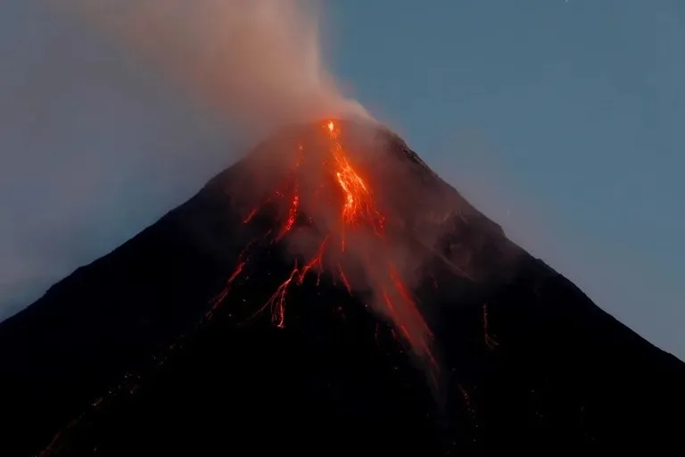Erupción del Mayón: el cono del volcán filipino con coladas de lava y columna de ceniza sobre el cráter