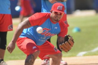 Eduardo Escobar Tigres de Aragua: Eduardo Escobar con el uniforme de los Tigres de Aragua en la LVBP