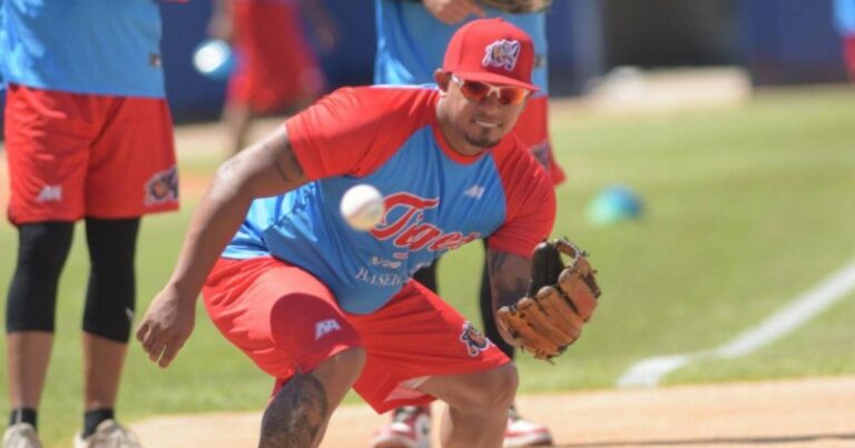 Eduardo Escobar Tigres de Aragua: Eduardo Escobar con el uniforme de los Tigres de Aragua en la LVBP