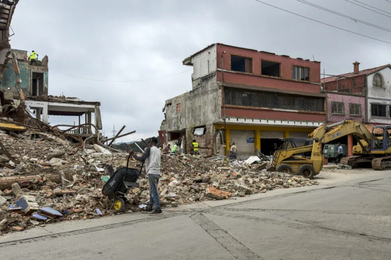 Escombros en El Junquito ocupan la vía pública a casi cuatro meses del doble terremoto que sacudió a Venezuela