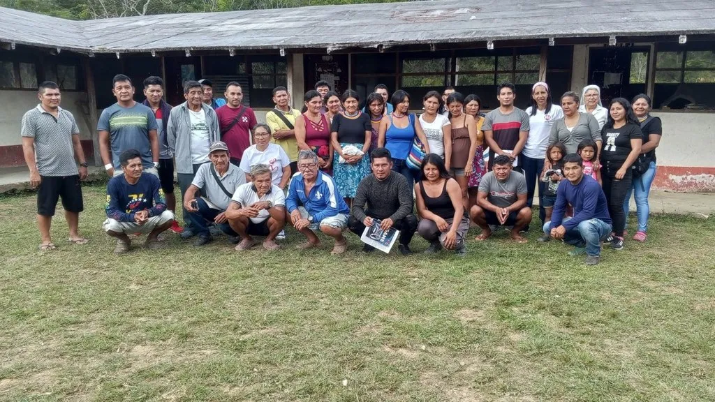 Comunidad indígena y docentes frente a una escuela de Fe y Alegría en el municipio Cedeño, en el estado Bolívar