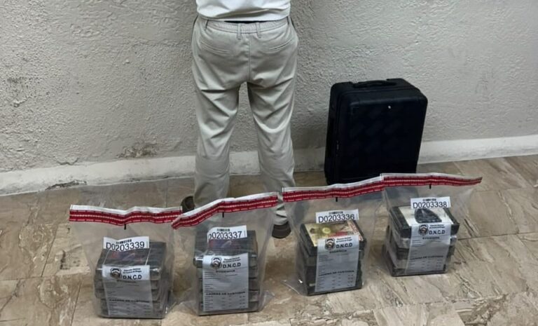 Paquetes de presunta cocaína en Punta Cana incautados por la DNCD, en bolsas de evidencia junto a la maleta del detenido en el aeropuerto