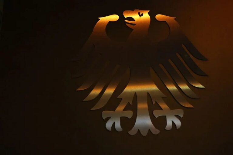 Águila federal, emblema de las autoridades de Alemania, en la sede de un organismo oficial, en la nota del espía ruso en Alemania