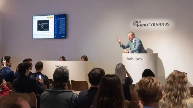 Esqueleto de Nanotyrannus: la subasta de «Jodi» en Sotheby's, con la pantalla en 40,5 millones de dólares