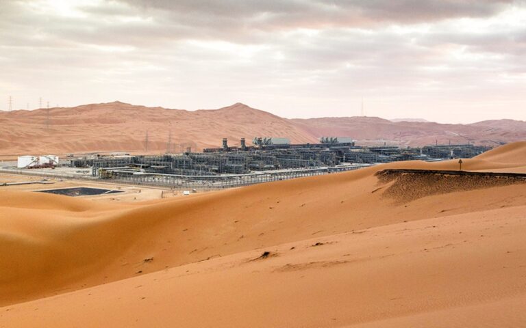 EE. UU. retira personal diplomático de Arabia Saudita: vista del yacimiento petrolífero de Shaybah entre las dunas del desierto saudí