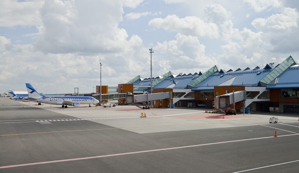 Terminal del aeropuerto de Tallin, en Estonia, con un avión de Estonian Air en la plataforma, en medio de las interferencias en el GPS denunciadas en el Báltico