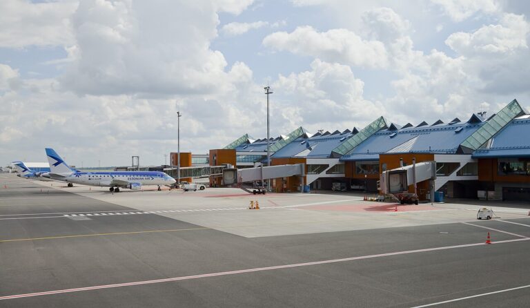 Terminal del aeropuerto de Tallin, en Estonia, con un avión de Estonian Air en la plataforma, en medio de las interferencias en el GPS denunciadas en el Báltico