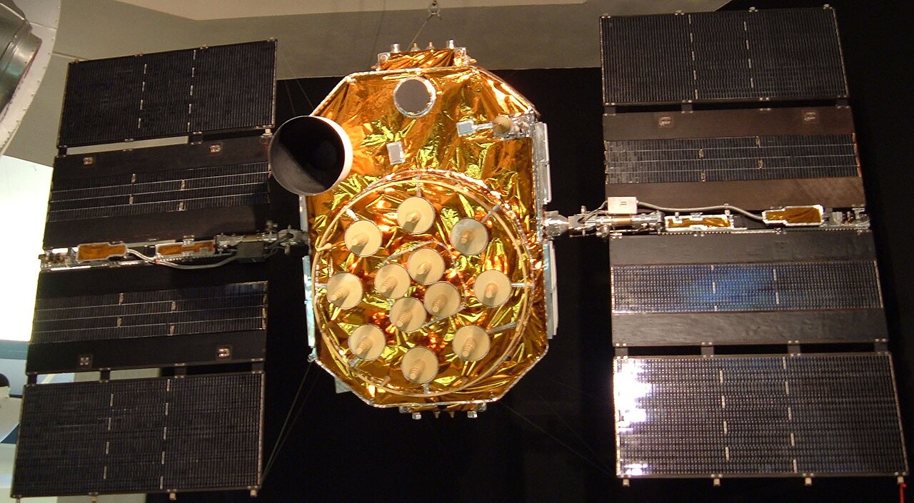 Un satélite del sistema GPS en exhibición: las interferencias en el GPS denunciadas por Estonia afectan a las señales de navegación satelital que usan los aviones