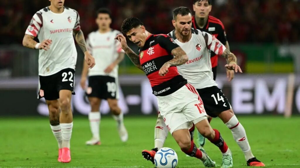 Estudiantes a la final de la Copa Libertadores: jugadores de Flamengo y Estudiantes disputan el balón en la semifinal de vuelta en el Maracaná
