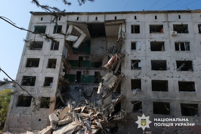 Evacuación de familias en Kramatorsk: edificio residencial destruido en Sloviansk tras un ataque ruso