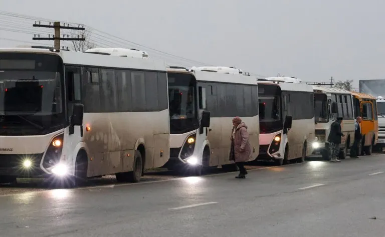 Evacuación de Oleshky: convoy de autobuses humanitarios con los residentes evacuados durante una parada en una carretera de Crimea