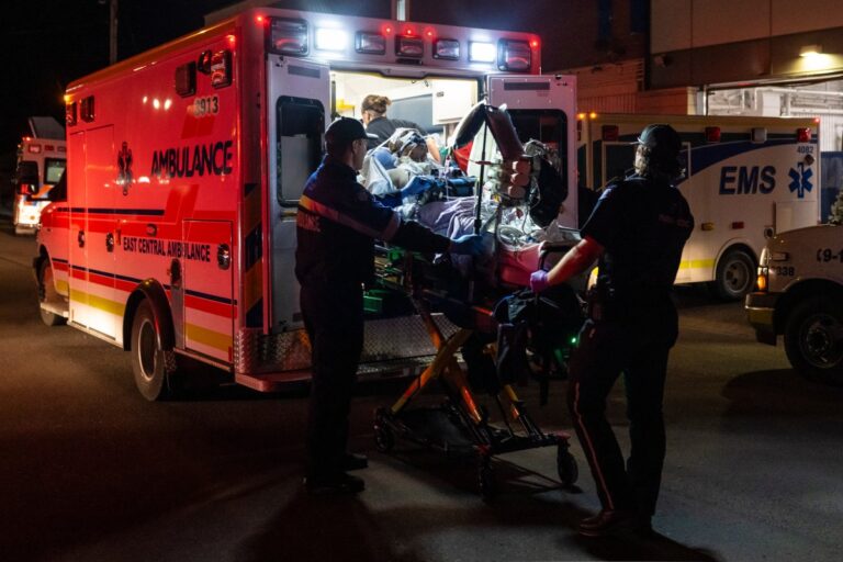 Explosión en la base de Wainwright: paramédicos trasladan de noche a un herido en una ambulancia de East Central Ambulance en Alberta