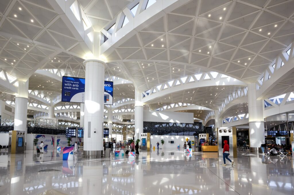 Explosiones en Riad: interior de la terminal del Aeropuerto Internacional Rey Khalid de Riad, reabierto este domingo