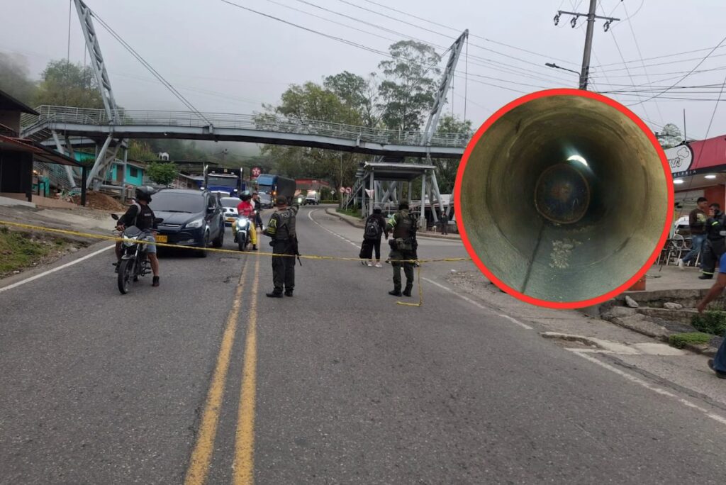 Cierre de la vía Panamericana en Piedra Sentada, Cauca, por los explosivos instalados en una alcantarilla, con policías en el punto y viajeros represados