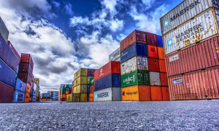 Contenedores de carga apilados en un puerto ilustran las exportaciones venezolanas 2026 proyectadas por la Cepal