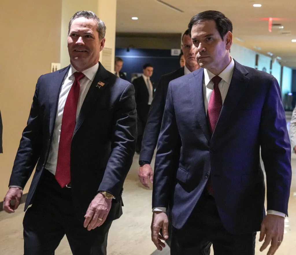 Expulsión de un diplomático cubano: Marco Rubio camina junto a Mike Waltz antes de una reunión del Consejo de Seguridad de la ONU