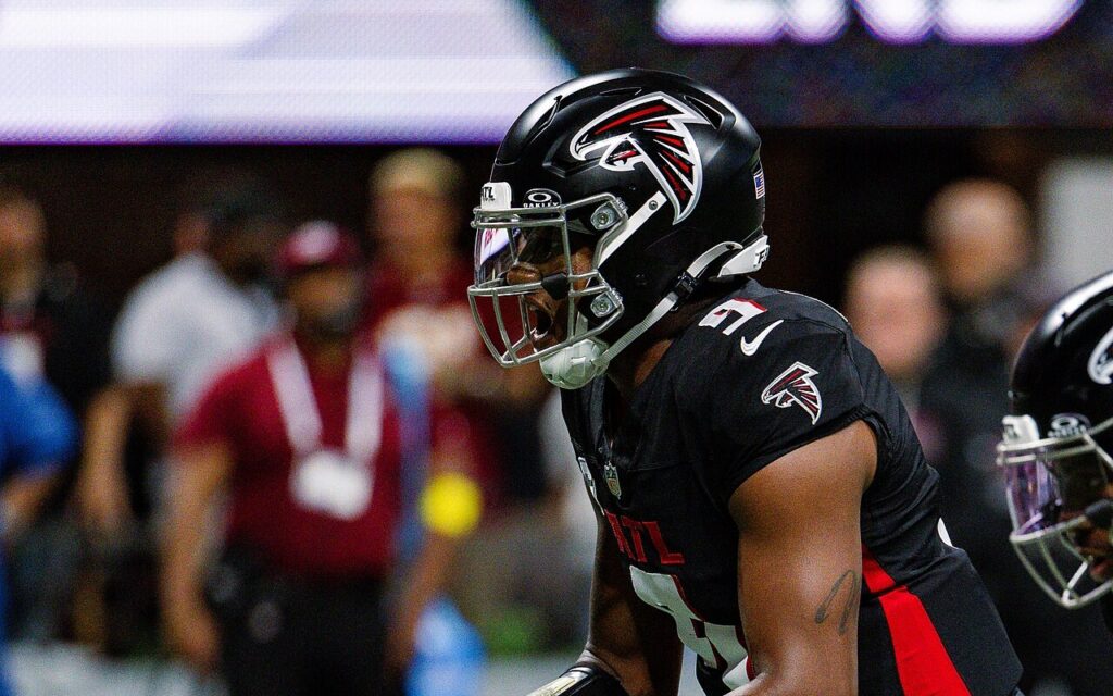Michael Penix Jr., quarterback de los Falcons, en acción antes del partido en el que Atlanta acaba con el invicto de los 49ers