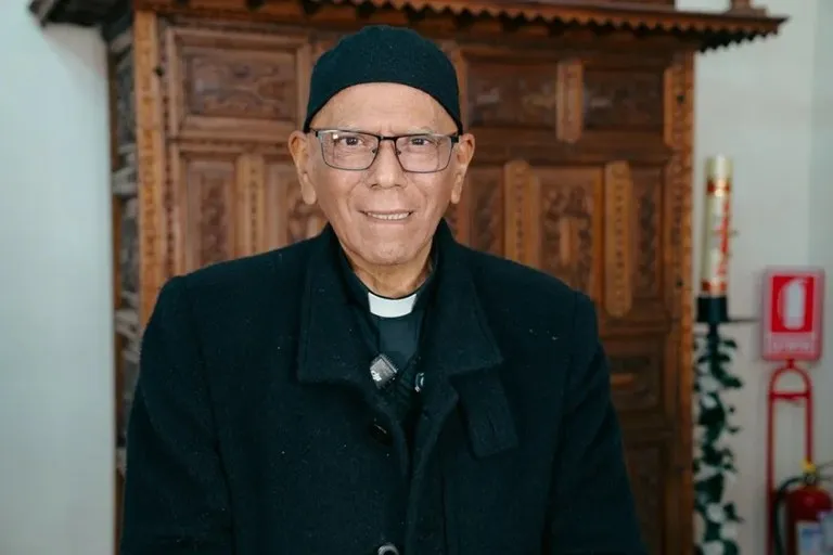 arzobispo del Cusco: monseñor Richard Alarcón Urrutia sonriendo con su atuendo clerical