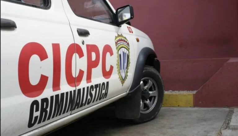 Falso médico Marketplace: vehículo del Cicpc con el logo de Criminalística en Caracas