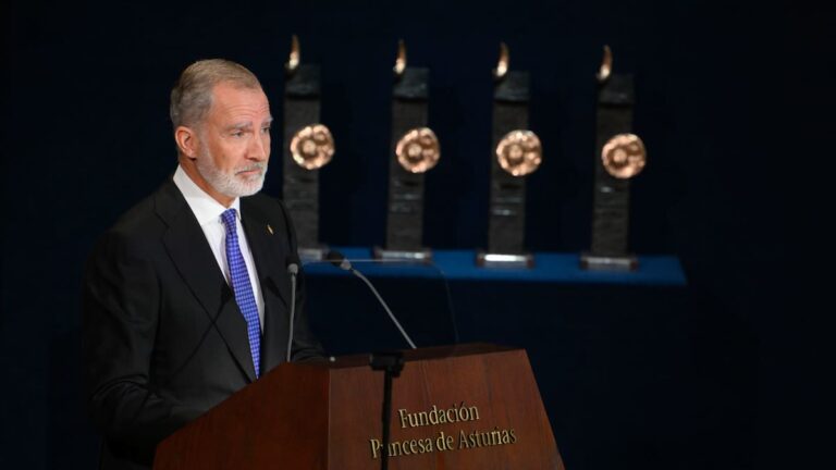 Felipe VI recibe el alta tras su operación de cataratas: el rey durante su intervención en los Premios Princesa de Asturias en Oviedo