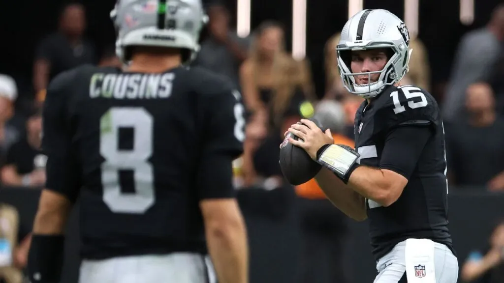 Fernando Mendoza titular: el mariscal novato de los Raiders, con el número 15, junto a Kirk Cousins