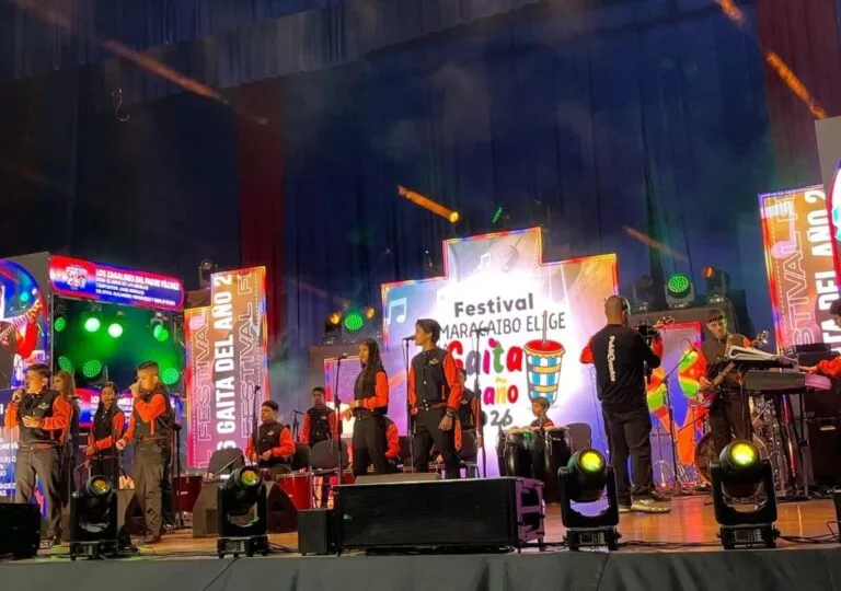 Final de la Gaita del Año 2026: los Zagalines del Padre Vílchez en el escenario del Aula Magna de la URU en Maracaibo