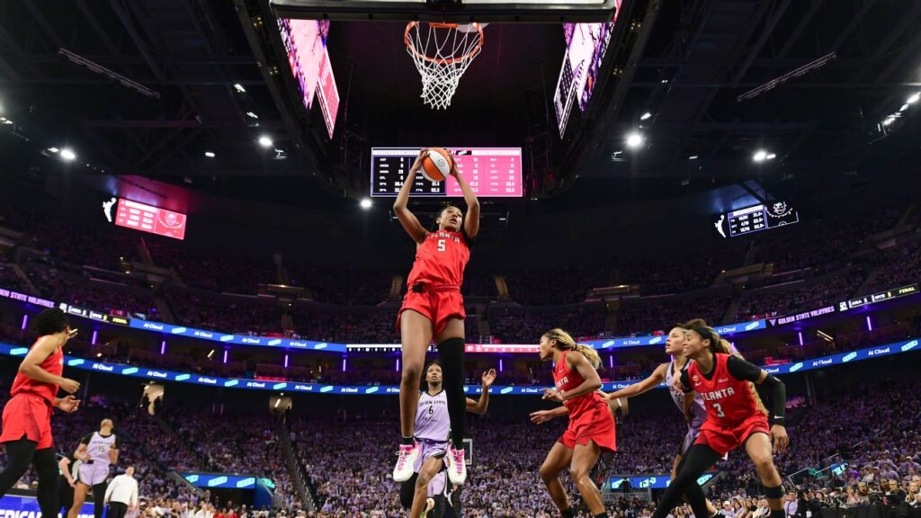 Angel Reese lanza en las Finales de la WNBA durante el Juego 2 entre Atlanta Dream y Golden State Valkyries