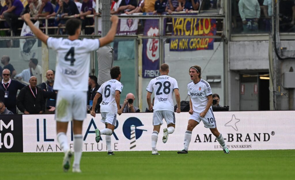 Fiorentina 1-3 Como: Nico Paz, con el dorsal 10, celebra su gol en el Artemio Franchi junto a Smolcic y sus compañeros del Como