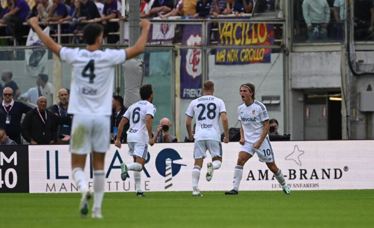 Fiorentina 1-3 Como: Nico Paz, con el dorsal 10, celebra su gol en el Artemio Franchi junto a Smolcic y sus compañeros del Como