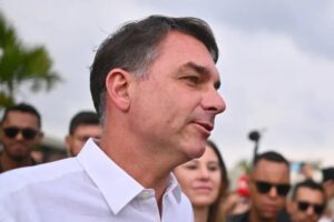 Flávio Bolsonaro, senador y candidato a la presidencia de Brasil, durante un acto de campaña
