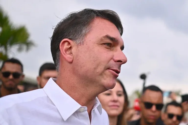 Flávio Bolsonaro, senador y candidato a la presidencia de Brasil, durante un acto de campaña