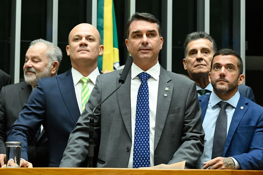 elecciones en Brasil: Flávio Bolsonaro en la tribuna del Congreso Nacional durante una sesión conjunta en Brasilia