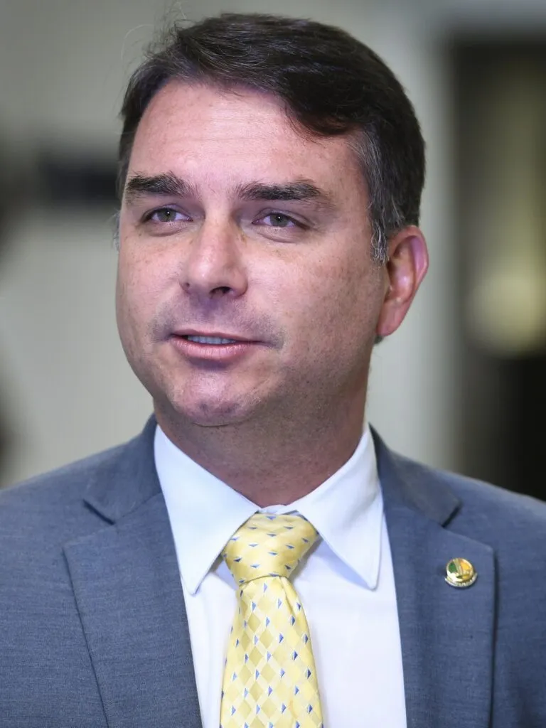 Flávio Bolsonaro en primer plano durante una entrevista en el Senado de Brasil