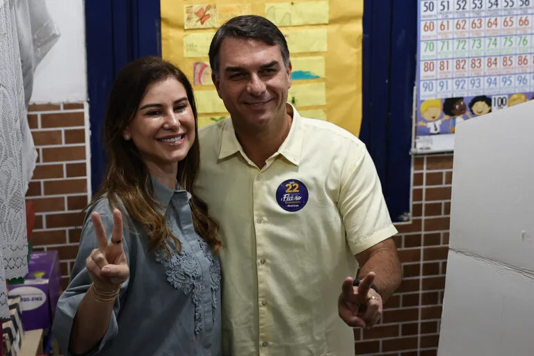 Flávio Bolsonaro junto a su esposa Fernanda tras votar en Río de Janeiro en el balotaje de Brasil