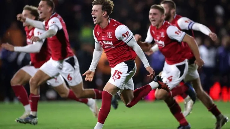 Fleetwood Town elimina al Arsenal: los jugadores de los Pescadores celebran la clasificación en el estadio Highbury