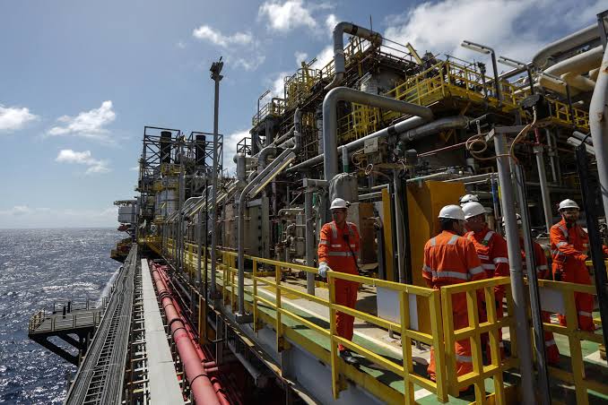 Trabajadores en una plataforma petrolera: la hoja de ruta económica de Venezuela apuesta al petróleo y la minería