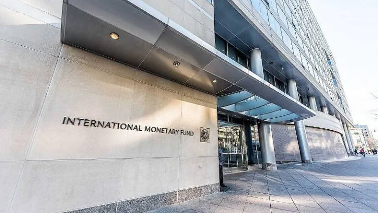 Sede del Fondo Monetario Internacional, organismo que proyecta el crecimiento de Venezuela en 2026 en 5%