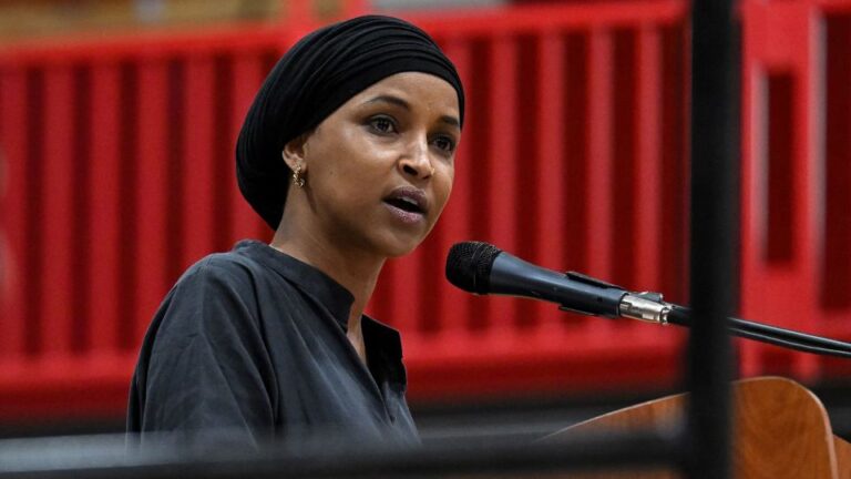 Allanamiento a la casa de Ilhan Omar: la congresista habla ante un micrófono durante un acto público, en una imagen de archivo